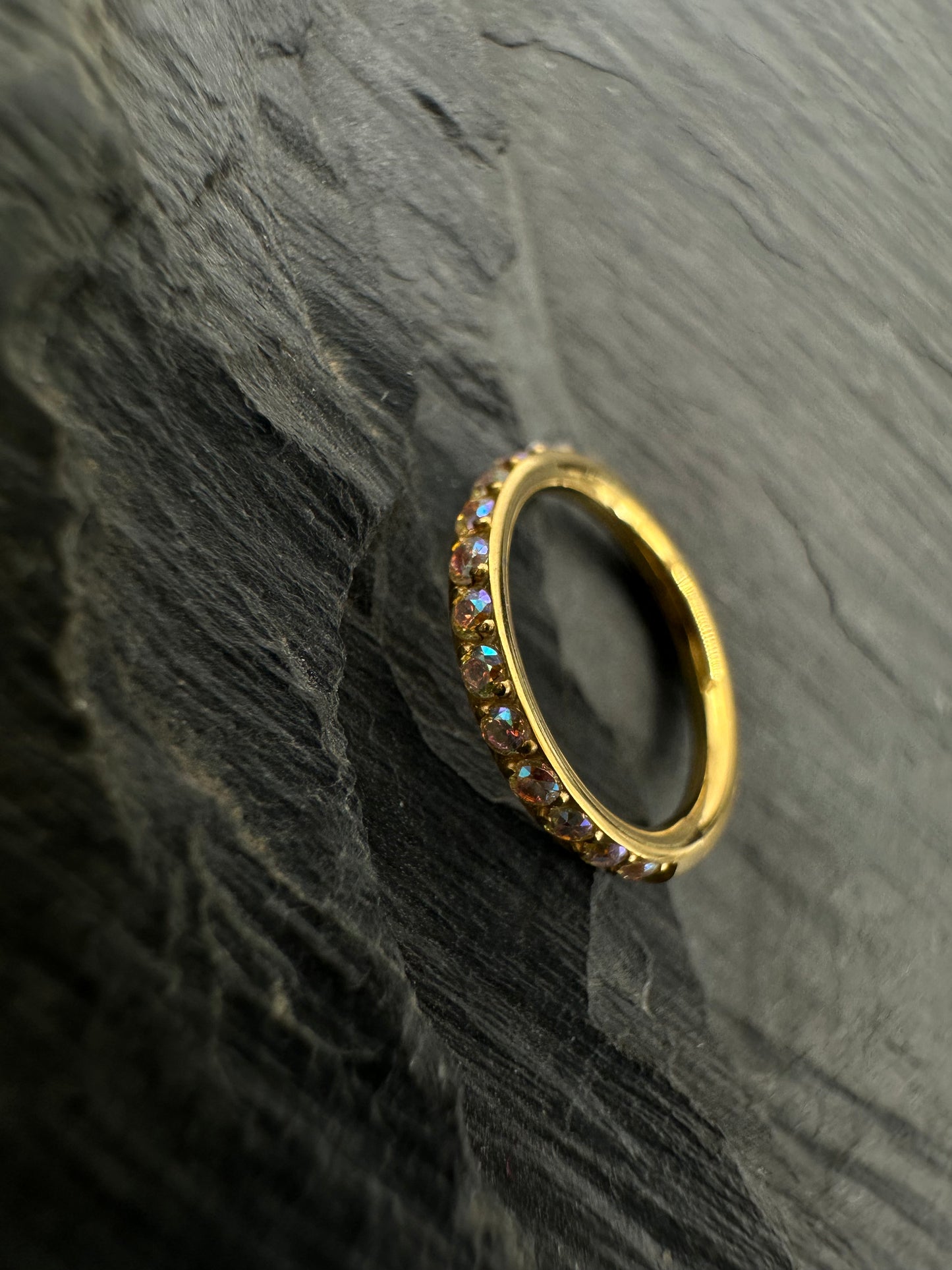 გვერდითა ხედით ფერადთვლიანი კლიკერი